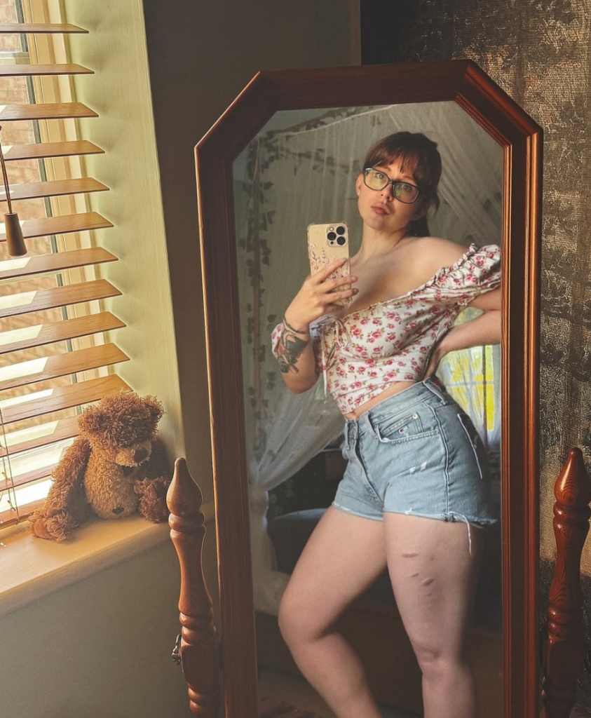 Alice Winterhold Onlyfans selfie in mirror